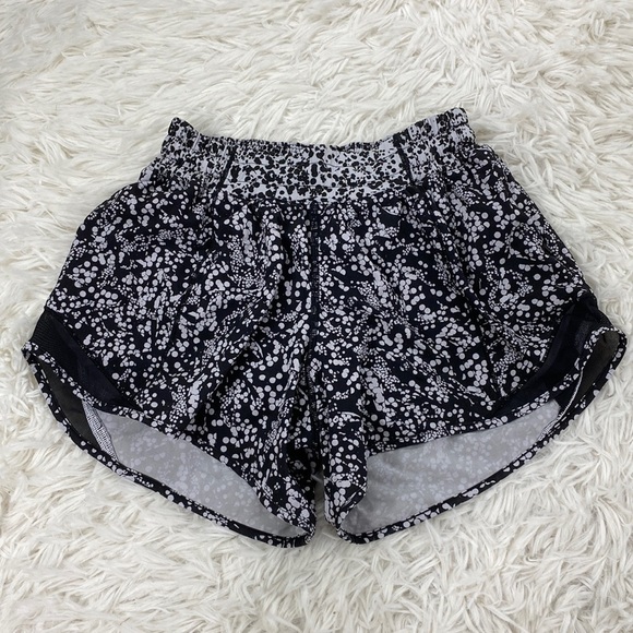 Lululemon Hotty Hot Short II *Long 4" Chirasu Black / Chirakasu Alpine White - Picture 1 of 5